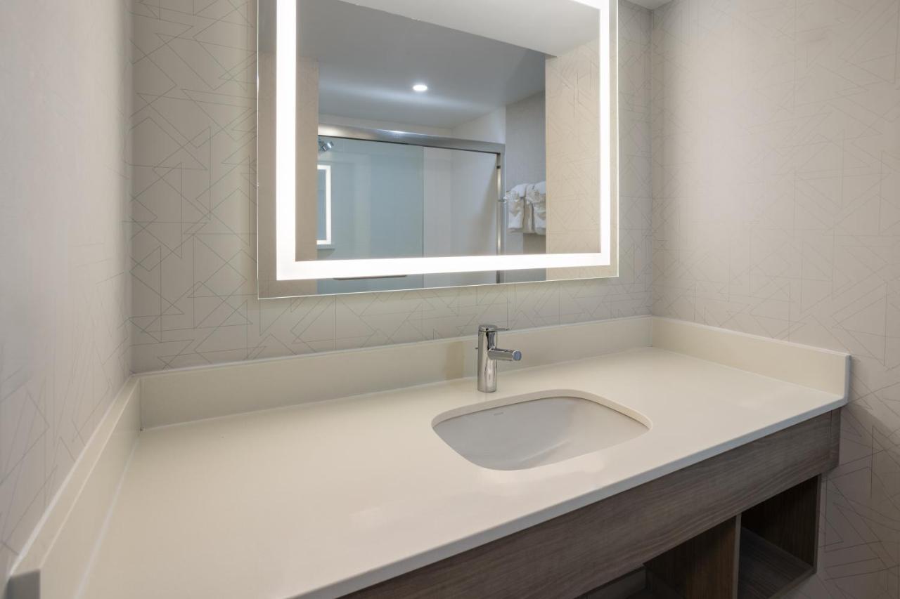 Holiday Inn Express Hotel & Suites Brattleboro By Ihg Ngoại thất bức ảnh