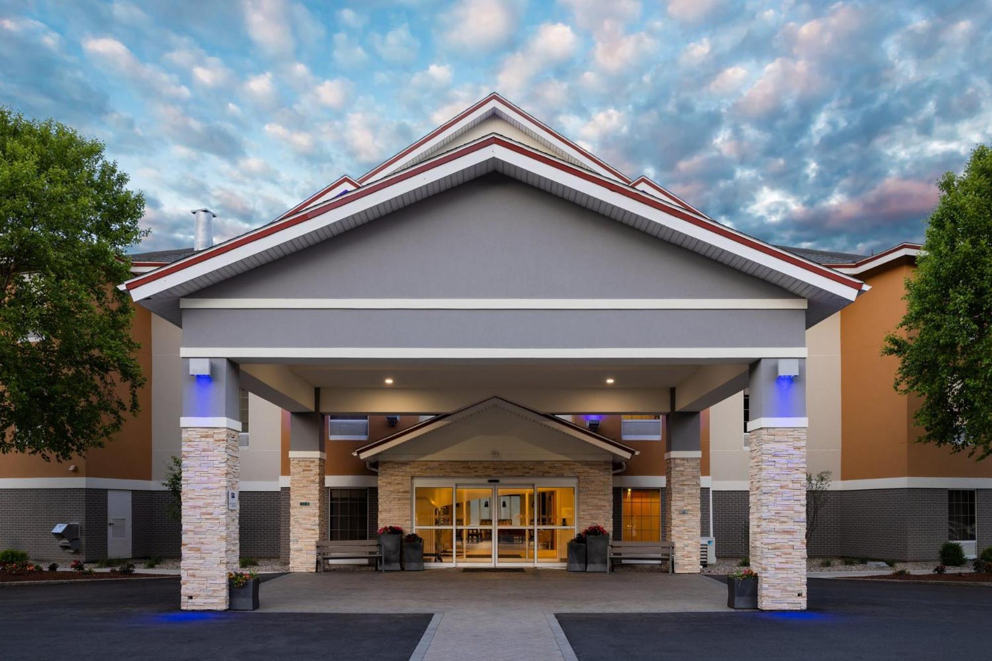 Holiday Inn Express Hotel & Suites Brattleboro By Ihg Ngoại thất bức ảnh